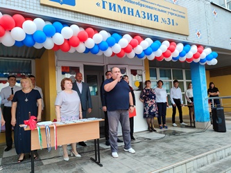 Владимир Островский посетил торжественную линейку в гимназии № 31